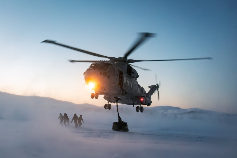 Dramatic scenes show British commandos training in Arctic this week