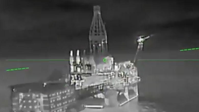 „Lovituri directe”. Ucrainenii anunță că au atacat trei platforme de foraj rusești ale Lukoil din Marea Caspică. Imagini cu operațiunea