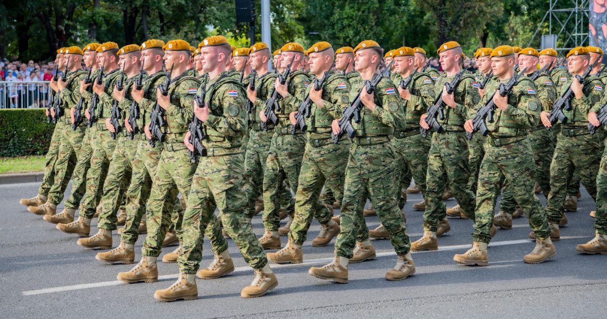 Croația reintroduce serviciul militar obligatoriu