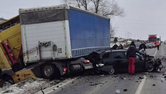 Accident grav în județul Suceava: Au fost implicate un autoturism, un microbuz și un TIR