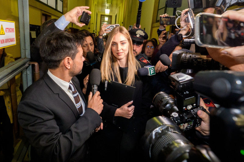 Chiara Ferragni esce dall’aula del tribunale dopo l’udienza