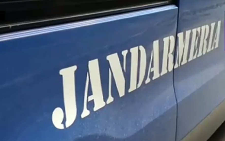 Doi șoferi care se ameninţau reciproc cu un pistol şi un cuţit, la un semafor din București, imobilizaţi de jandarmi