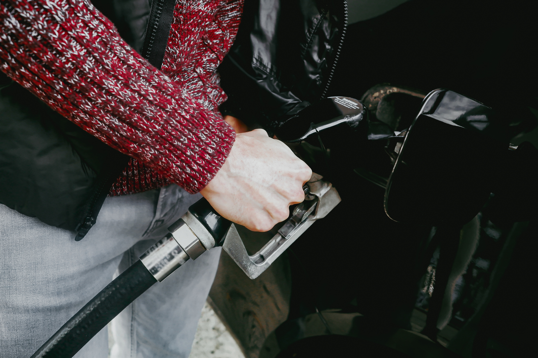 Românii plătesc pe carburanți mai mult decât șoferii din Spania, Austria și Suedia. Ce loc ocupă țara noastră în topul UE