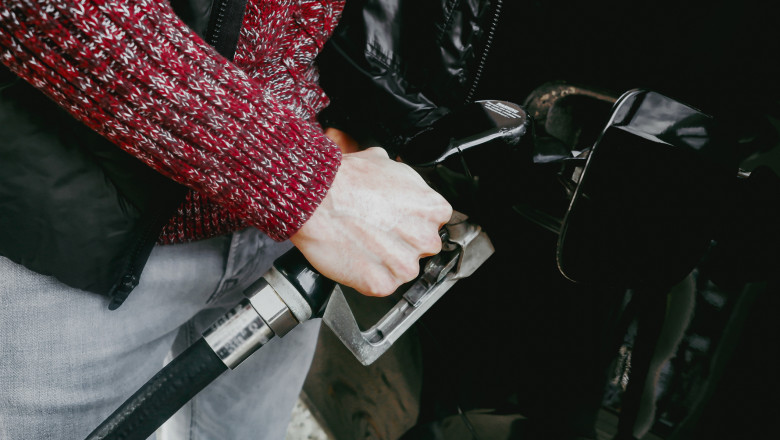 VIDEO  Românii plătesc pe carburanți mai mult decât șoferii din Spania, Austria și Suedia. Ce loc ocupă țara noastră în topul UE