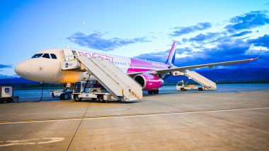 avion wizzair pe aeroport, cu scara pusa