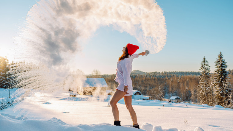 VIDEO  Ger cumplit peste România. Experiment la -15 grade Celsius: Cum poți transforma instant apa în cristale de gheață