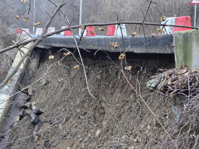 Șosea surpată la intrare în Câmpina, restricții de trafic. E a treia alunecare de teren care are loc în zonă în doar câteva săptămâni