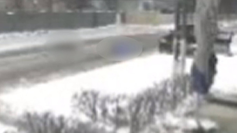 VIDEO  Doi adolescenți au ajuns la spital după ce au fost loviți de o mașină în timp ce se dădeau cu sania, în județul Constanța