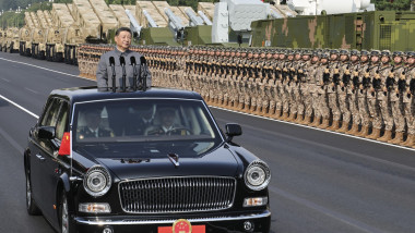 Xi Jinping la o paradă militară