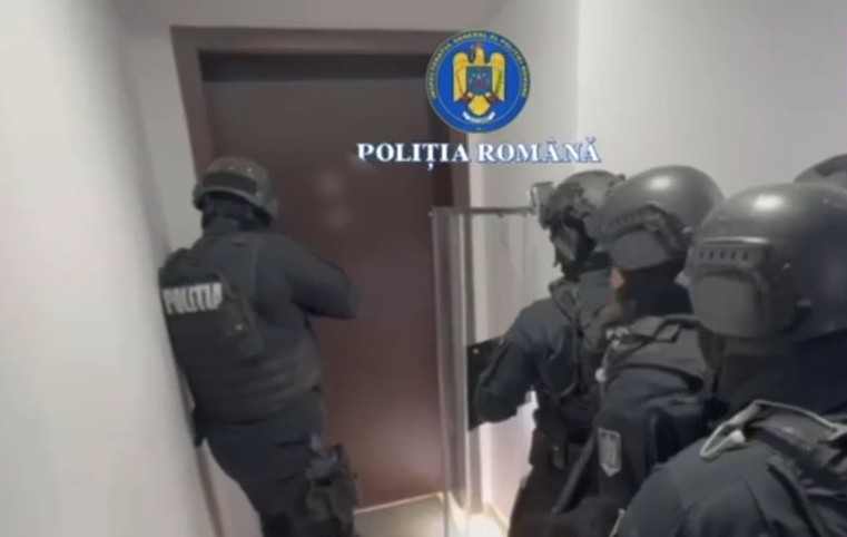 Intervenție în forță într-un apartament din Bucureşti pentru salvarea unei femei și a copilului ei, sechestrați de fostul iubit