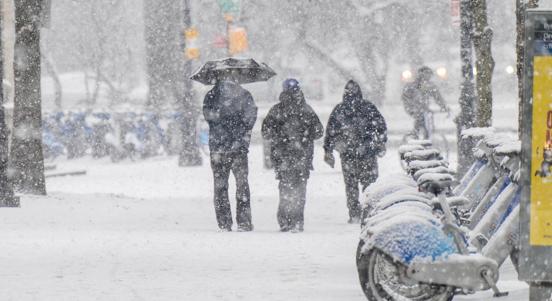 Furtuna din SUA a lăsat peste 180.000 de gospodării fără curent electric. Mii de zboruri anulate