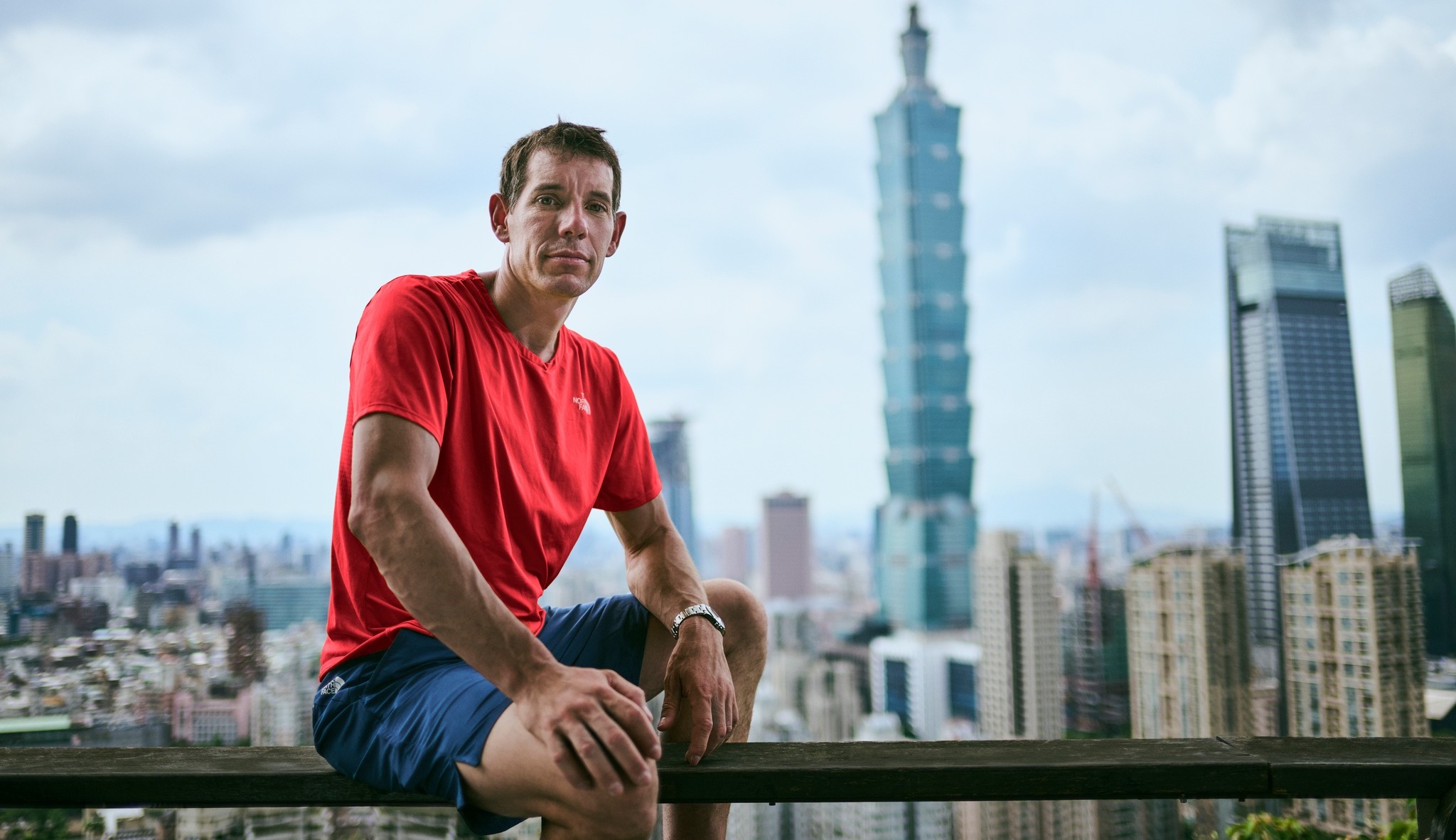 Un alpinist american a urcat cu mâinile goale pe un zgârie-nori de 101 etaje, fără niciun fel de protecție