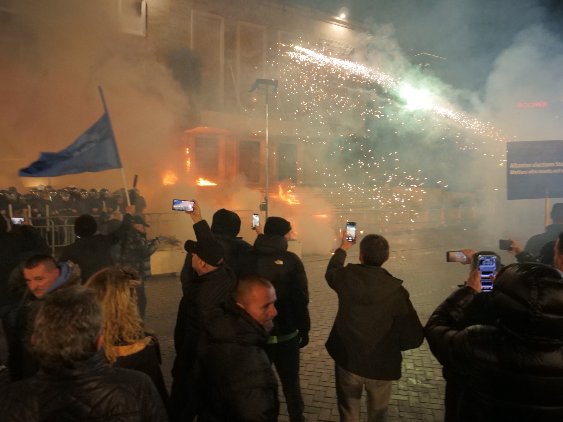 Protest antiguvernamental la Tirana: mii de oameni în stradă, confruntări cu forțele de ordine