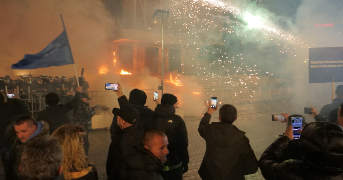 Protest antiguvernamental la Tirana: mii de oameni în stradă