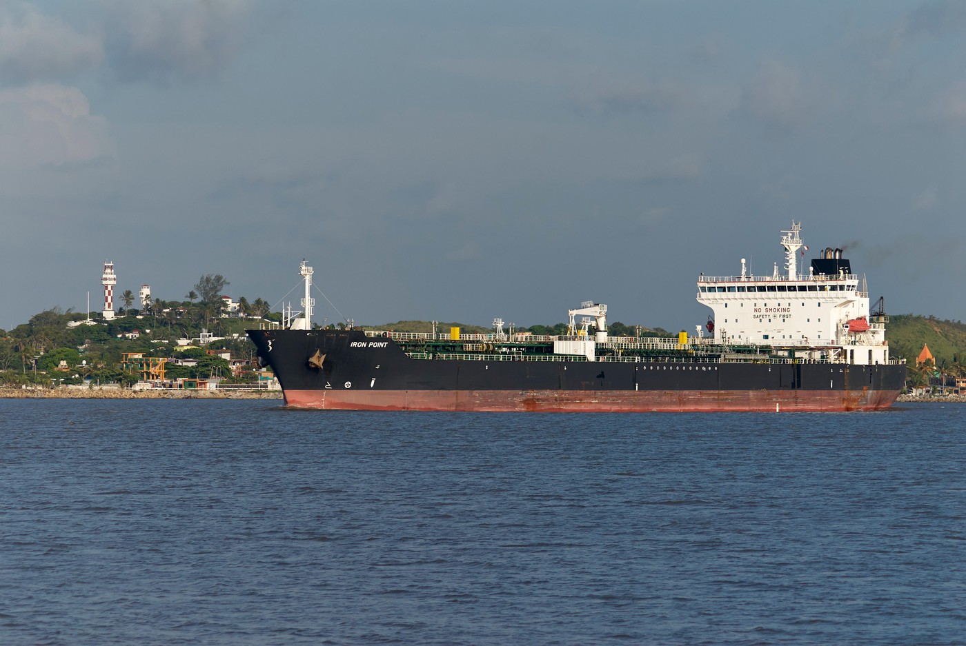 Mexicul ia în considerare să oprească livrările de petrol către Cuba de teama SUA. Reducerea livrărilor ar însemna un colaps energetic