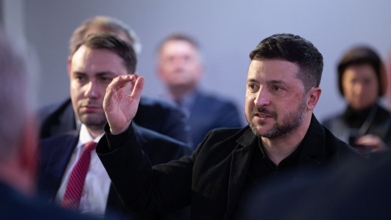 v zelenski gesticuleaza, k budanov este langa el