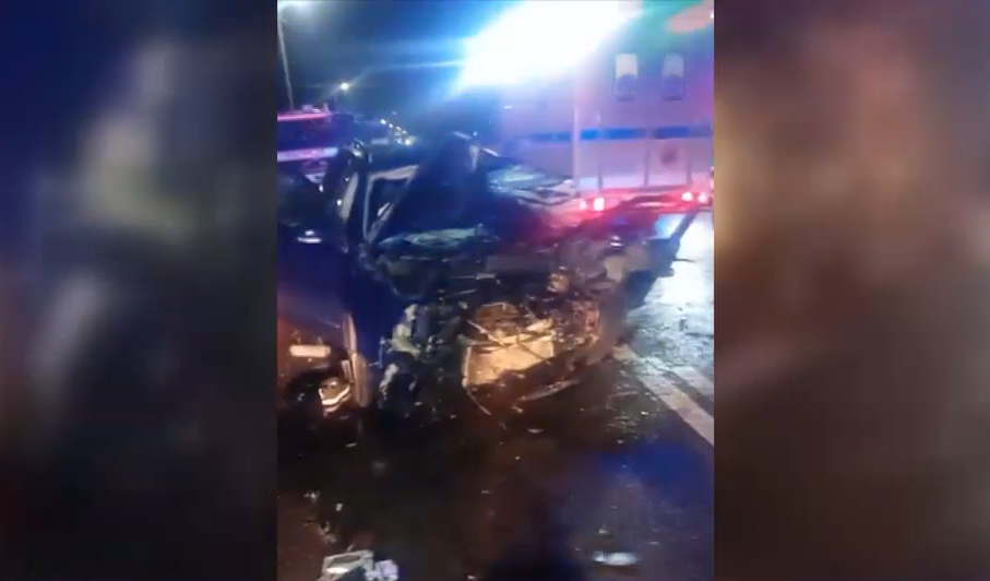 Accident pe Valea Oltului: un tânăr de 19 ani a murit după ce a intrat cu mașina într-un TIR, la Călimănești. Patru oameni sunt răniți