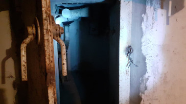 Imagine dintr-un adăpost de apărare civilă situat la subsolul unui bloc de locuințe din București.
