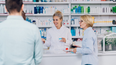 Farmacist pacient Shutterstock