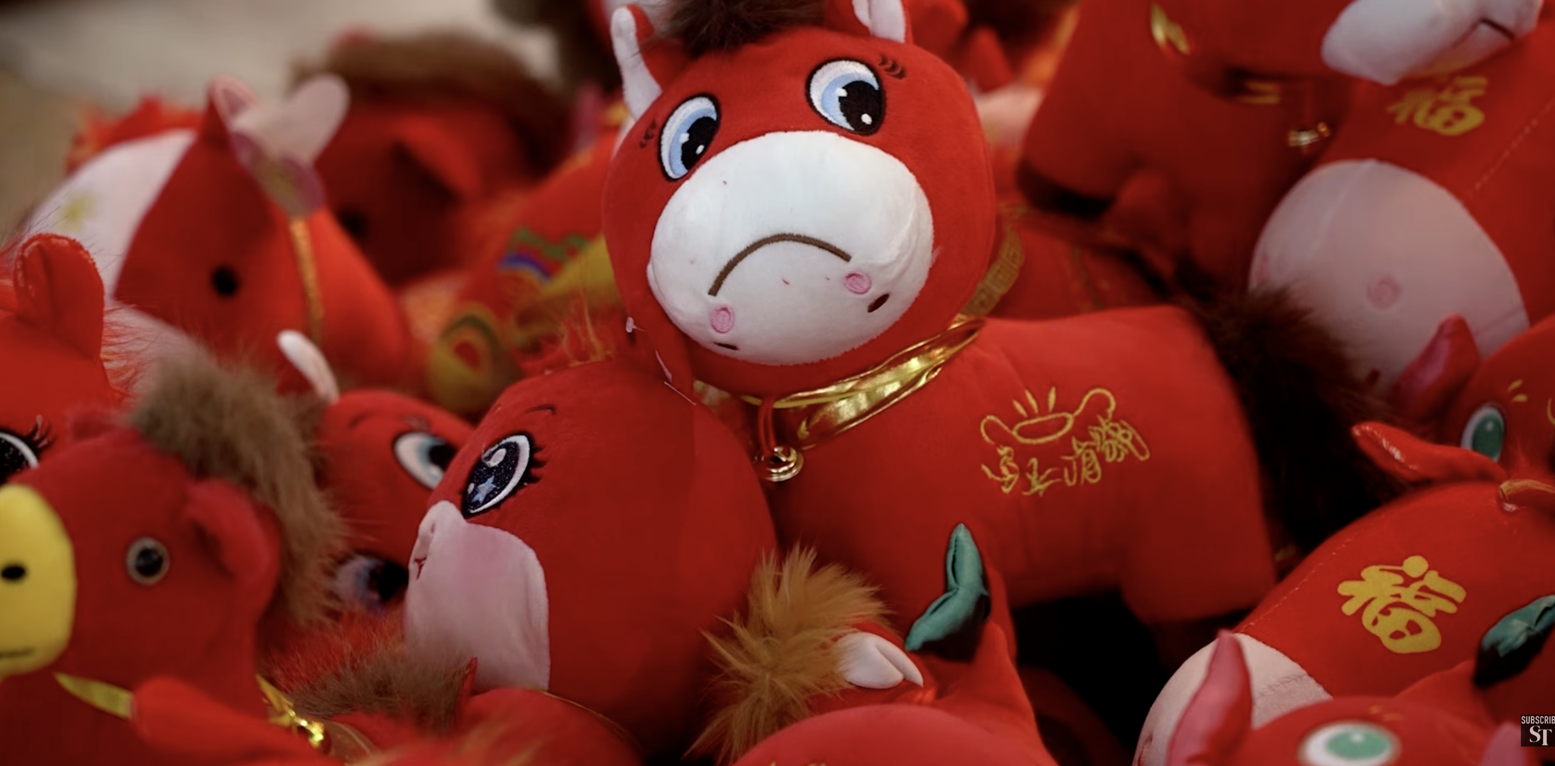 Jucăria momentului în China: un căluț plângăcios, „născut” dintr-o greșeală, înaintea Anului Nou chinezesc