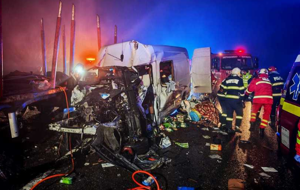Un mort şi trei răniţi, după ce un microbuz şi un autotren s-au ciocnit, pe DN 17. Trafic blocat complet
