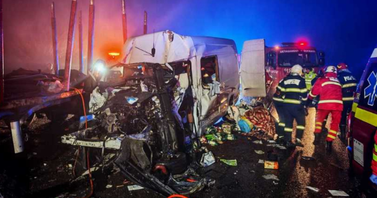 Un mort şi trei răniţi, după ce un microbuz şi un autotren s-au ciocnit, pe DN 17. Trafic blocat complet Kép
