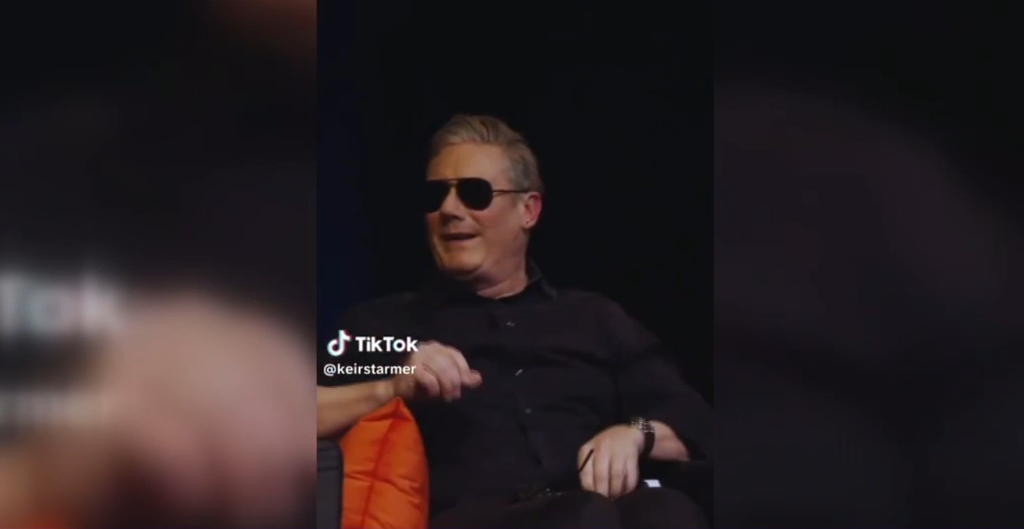 Keir Starmer l-a imitat pe Emmanuel Macron. Premierul britanic și-a pus ochelari de soare și a salutat publicul: „Bonjour”