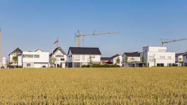 Germany, Baden-Wuerttemberg, Ulm, Lehr, modern one-family houses, cranes