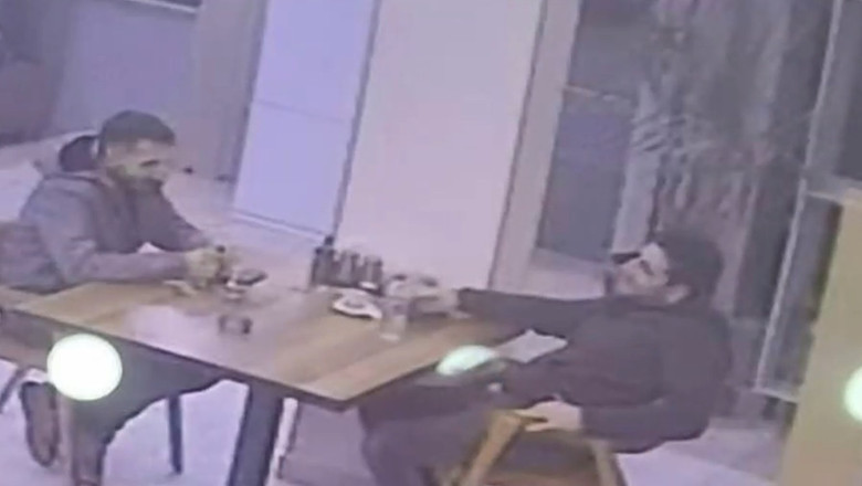 Noi imagini apărute în spațiul public îl surprind pe bărbat într-un restaurant din Sectorul 2 al Capitalei, sâmbătă seara.
