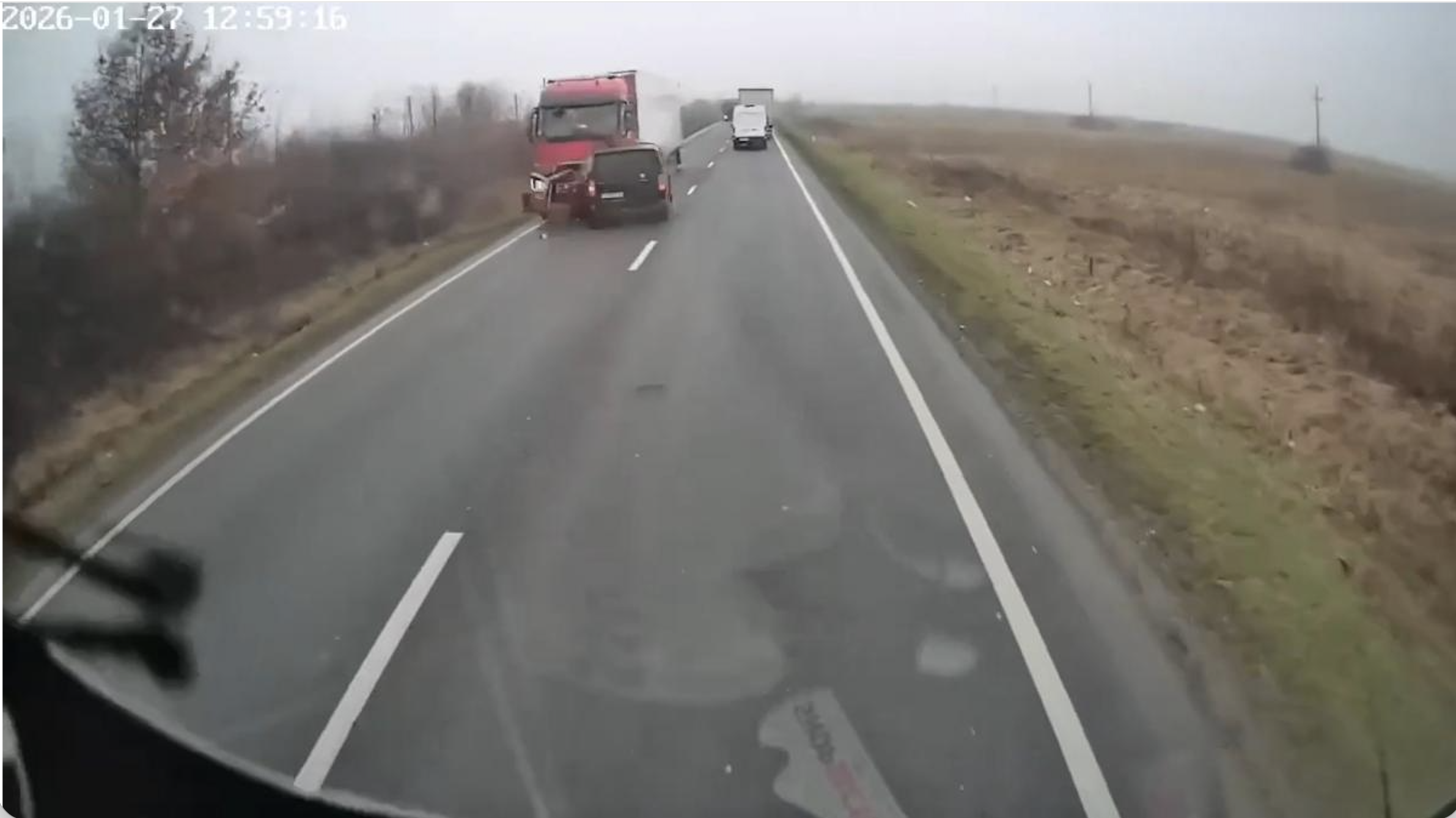 Momentul accidentului de pe DN6, soldat cu șapte morți: microbuzul negru intră în plin într-un TIR