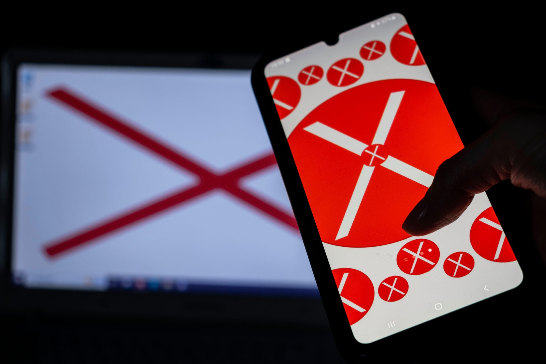 Riscul unui blackout digital: cum vrea Europa să scape de dependența periculoasă de tehnologia de internet a SUA