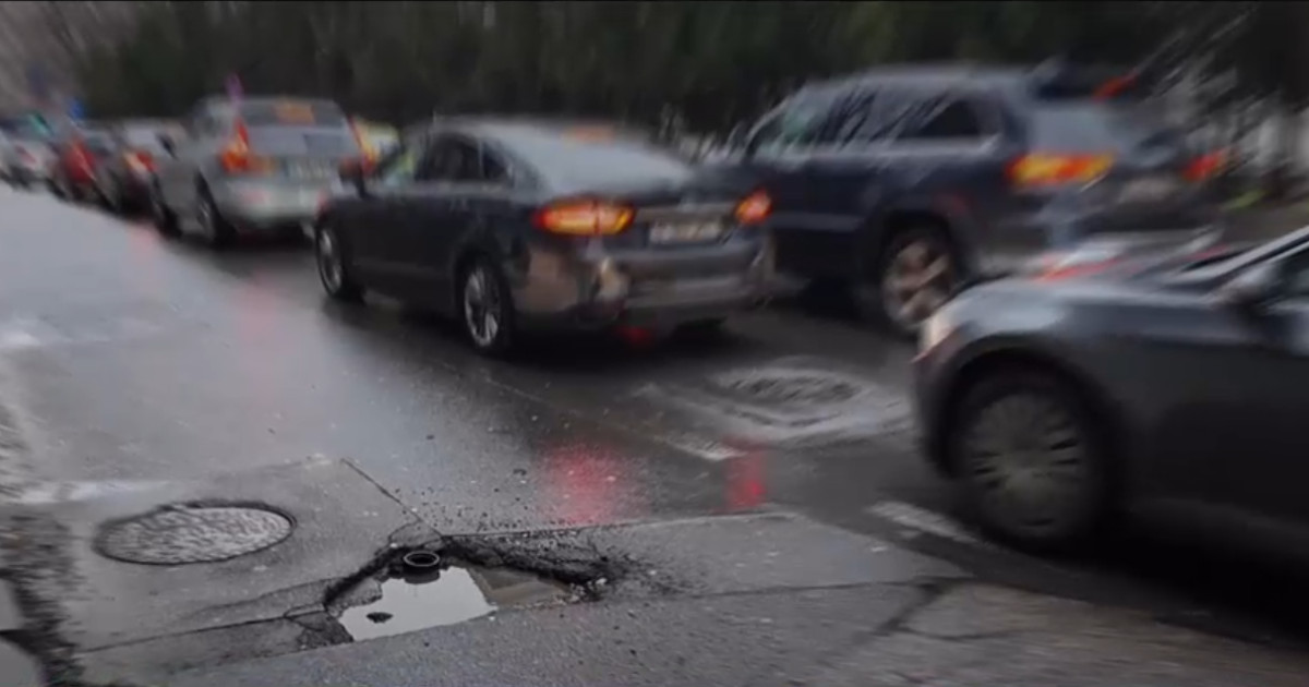 Bucureștiul plin de gropi și străzi distruse