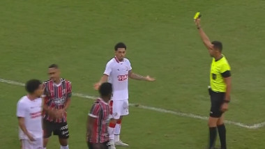 arbitru arata cartonas galben unui jucator