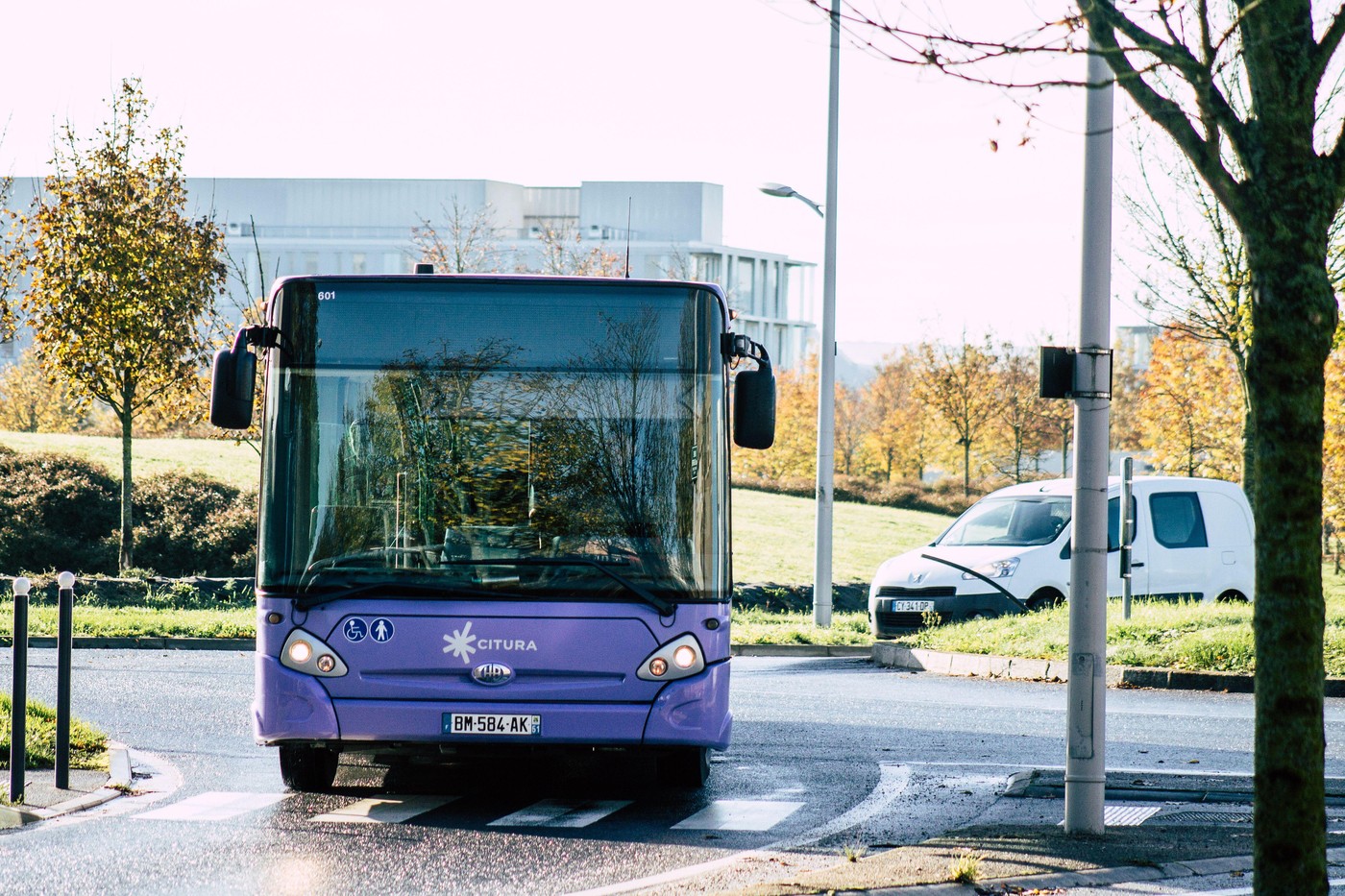 O franțuzoaică a plătit sute de mii de euro pentru o casă la țară. Acum a aflat că prin grădina ei va trece un autobuz