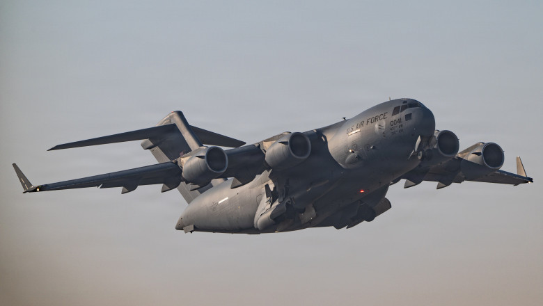 avion militar sua in zbor