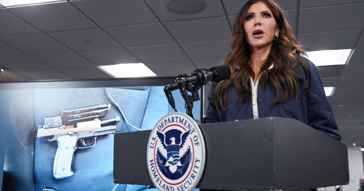 Kristi Noem nu va fi dată afară pentru că „face o treabă bună”, spune Trump. Uciderea lui Alex Pretti, „un... Kép