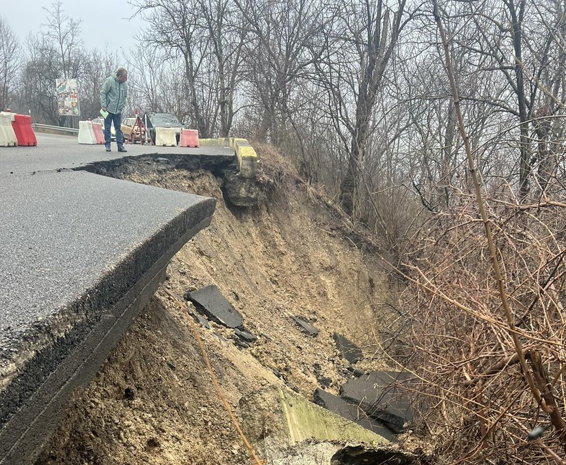 Alertă în Câmpina: șoseaua surpată după alunecarea de teren s-a prăbușit. Trafic complet blocat