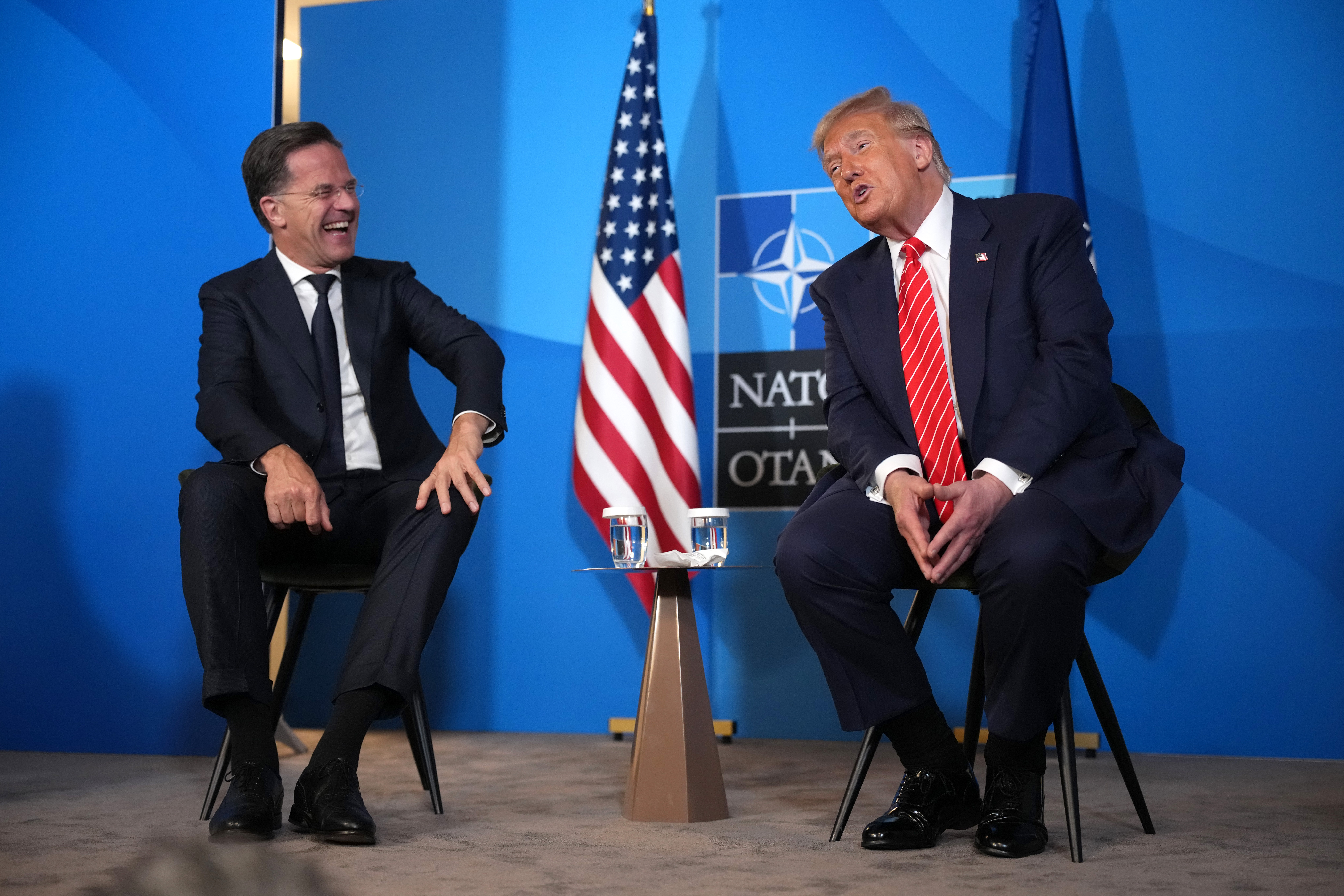 Lingușeala lui Mark Rutte față de Donald Trump pune la încercare NATO (Politico)