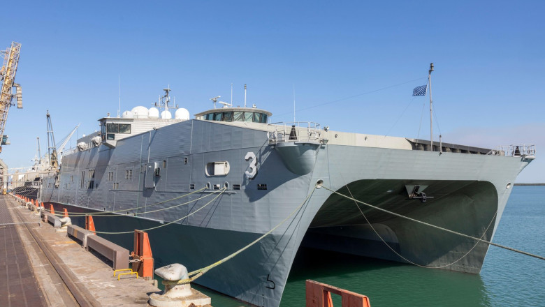 USNS Millinocket în portul Darwin