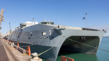 USNS Millinocket în portul Darwin