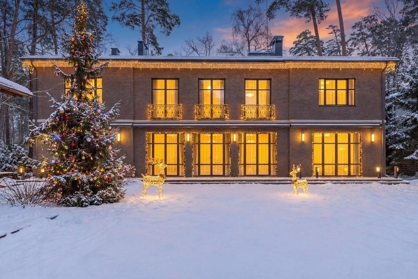 Actorul Steven Seagal își vinde conacul din Moscova. Cum arată casa de 7,5 milioane de dolari a fanului lui Putin