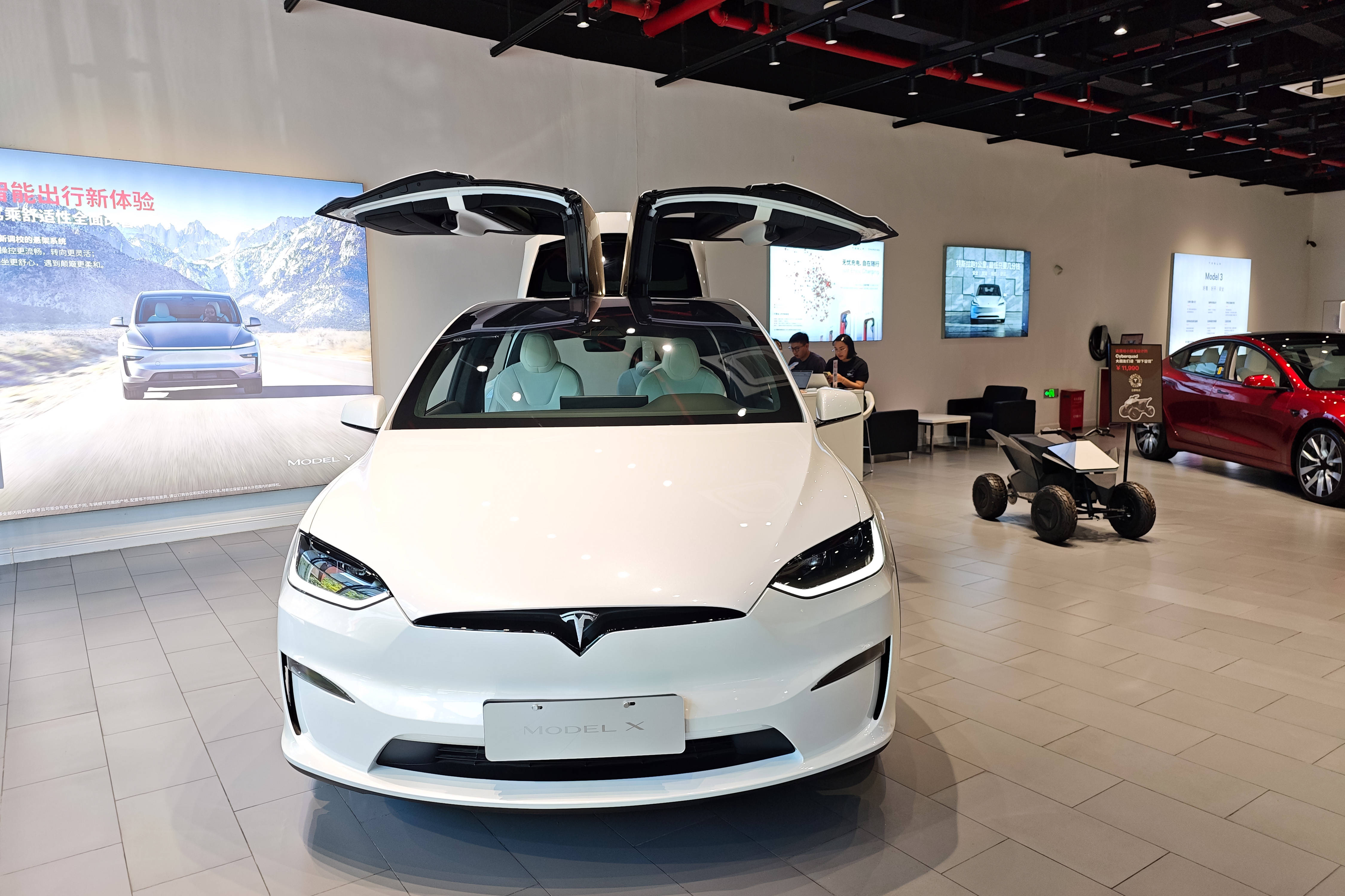 Elon Musk a anuntat ca Tesla nu va mai produce cele mai scumpe modele ale sale. Compania isi dubleaza investitiile in roboti Optimus