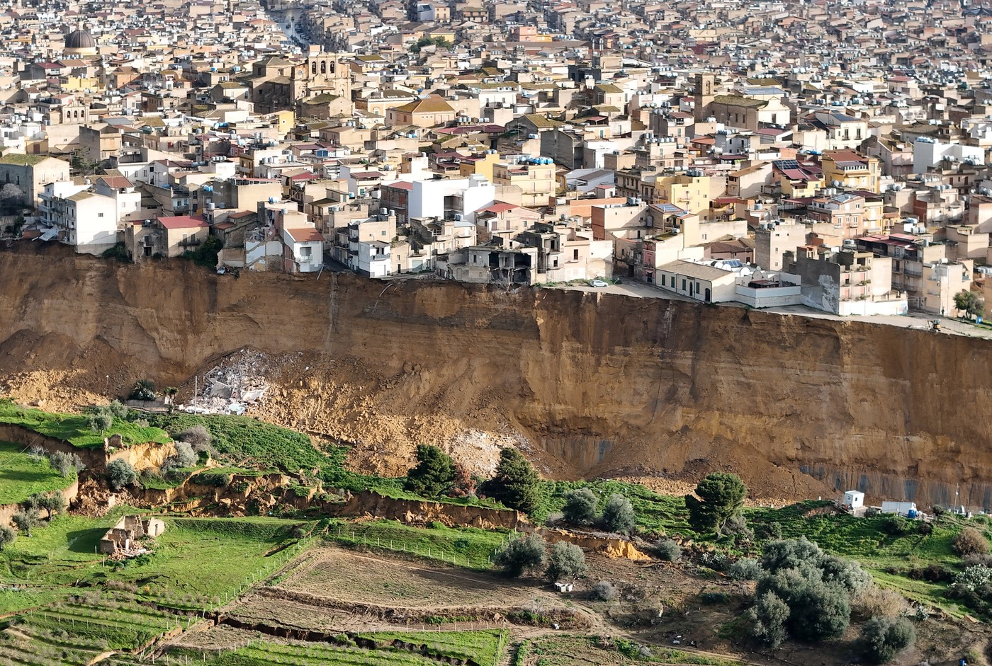 „Zona roșie”. Imagini de groază din Sicilia, unde o alunecare de teren a lăsat un oraș pe marginea prăpăstiei