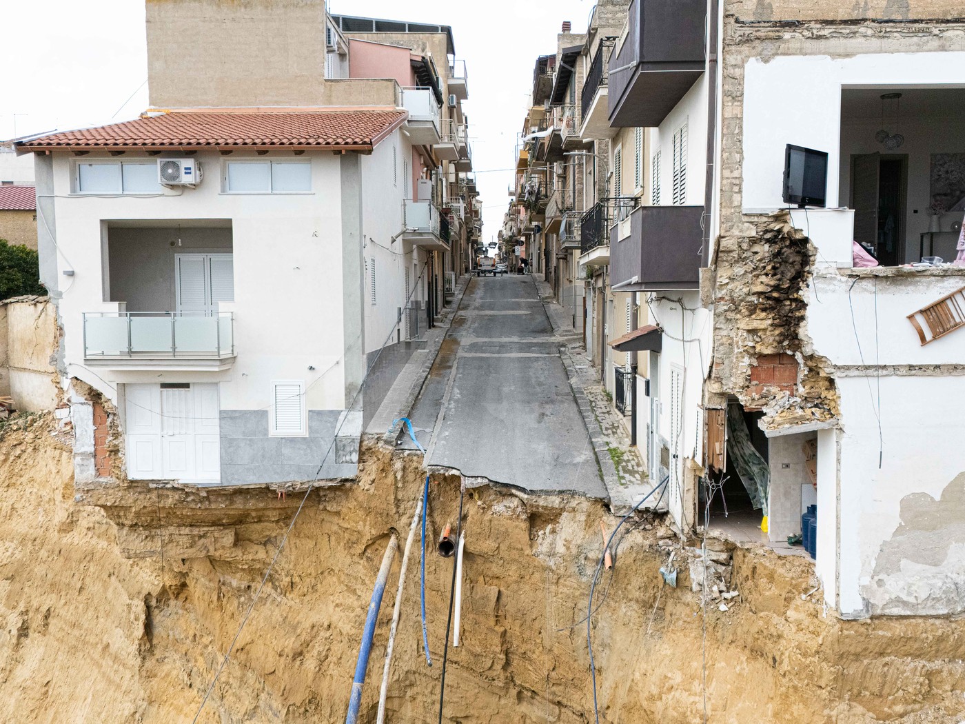 „S-a terminat”: furie și disperare în orașul sicilian distrus de alunecarea de teren. „O serie de alegeri greșite au agravat situația”