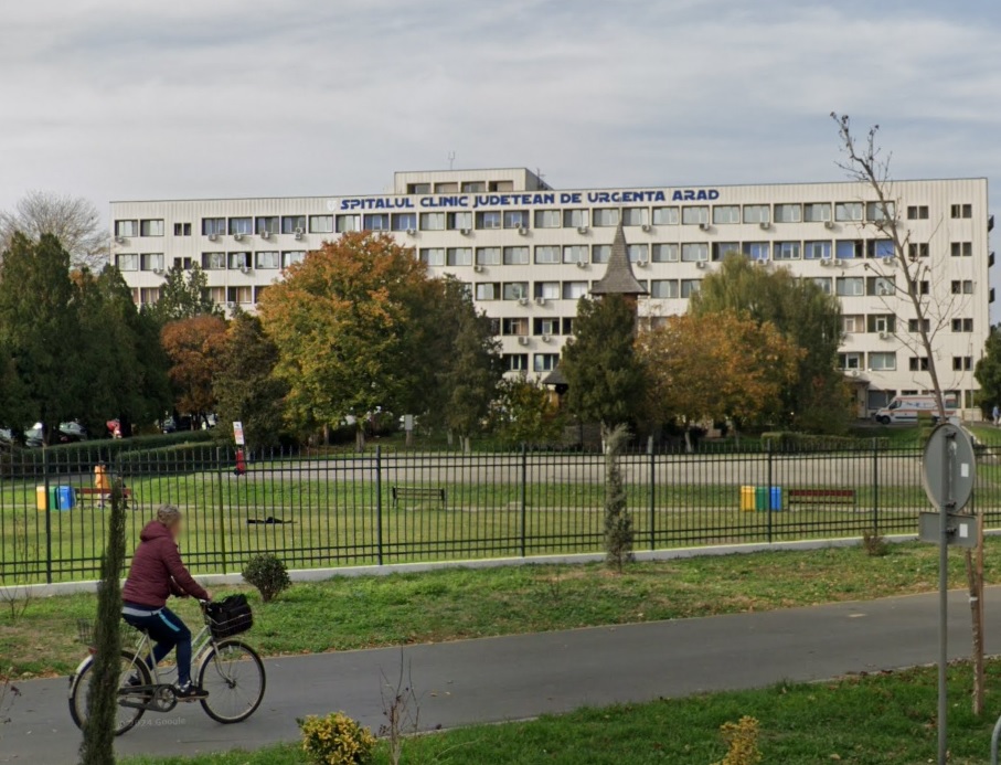 Anchetă la Spitalul Arad. Doi paznici au luat scaunul pe care fusese aşezată o pacientă bolnavă: Noi nu stăm în picioare la serviciu