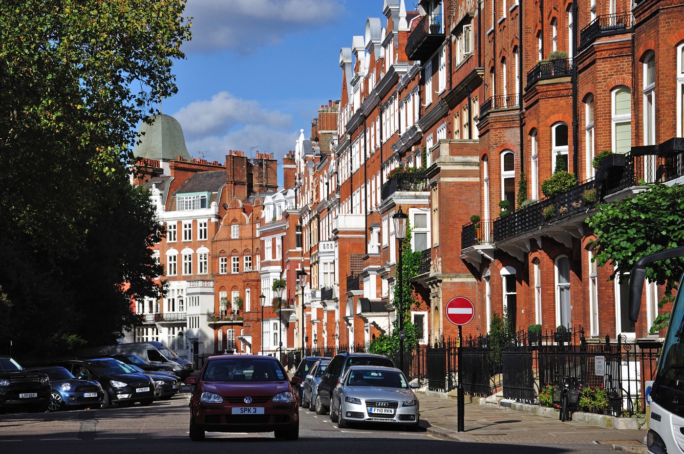 Scandal într-o clădire de lux din Londra. Fostă directoare de bancă, dată în judecată de vecinii milionari pentru un duș defect