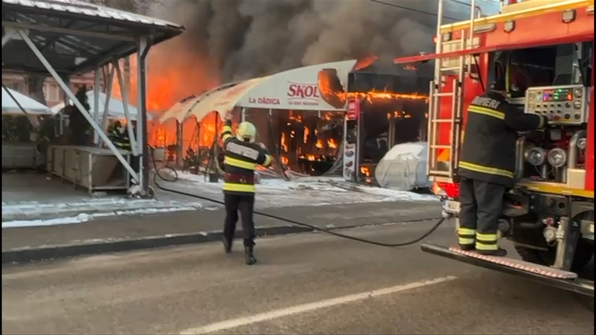 Incendiu puternic în Craiova: o piață a fost cuprinsă de flăcări. Pompierii intervin cu mai multe autospeciale