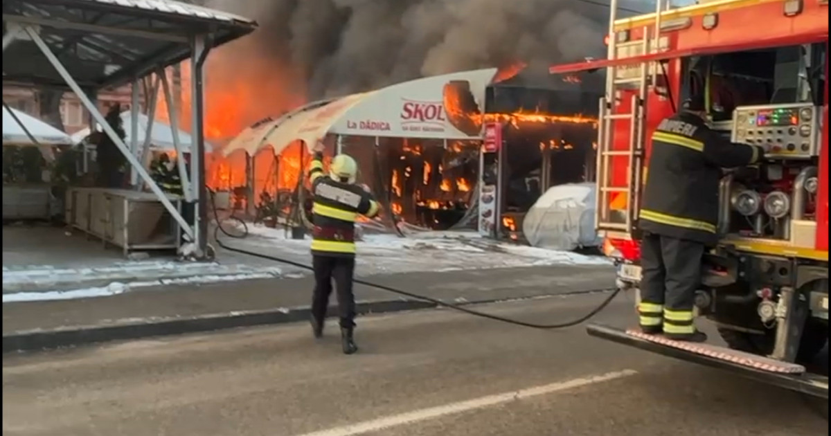 Incendiu devastator în Craiova: flăcările au cuprins o piață, pompierii intervin cu autospeciale.