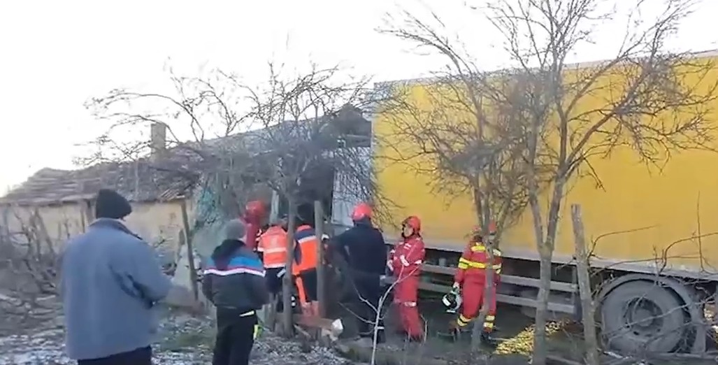 La un pas de tragedie: Un șofer beat a pierdut controlul TIR-ului pe care îl conducea și a intrat într-o casă. Momentul impactului