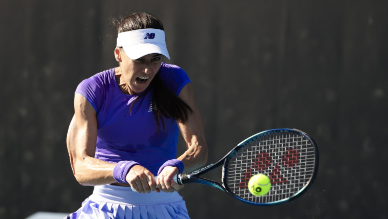 Sorana Cirstea loveste mingea de tenis pe teren
